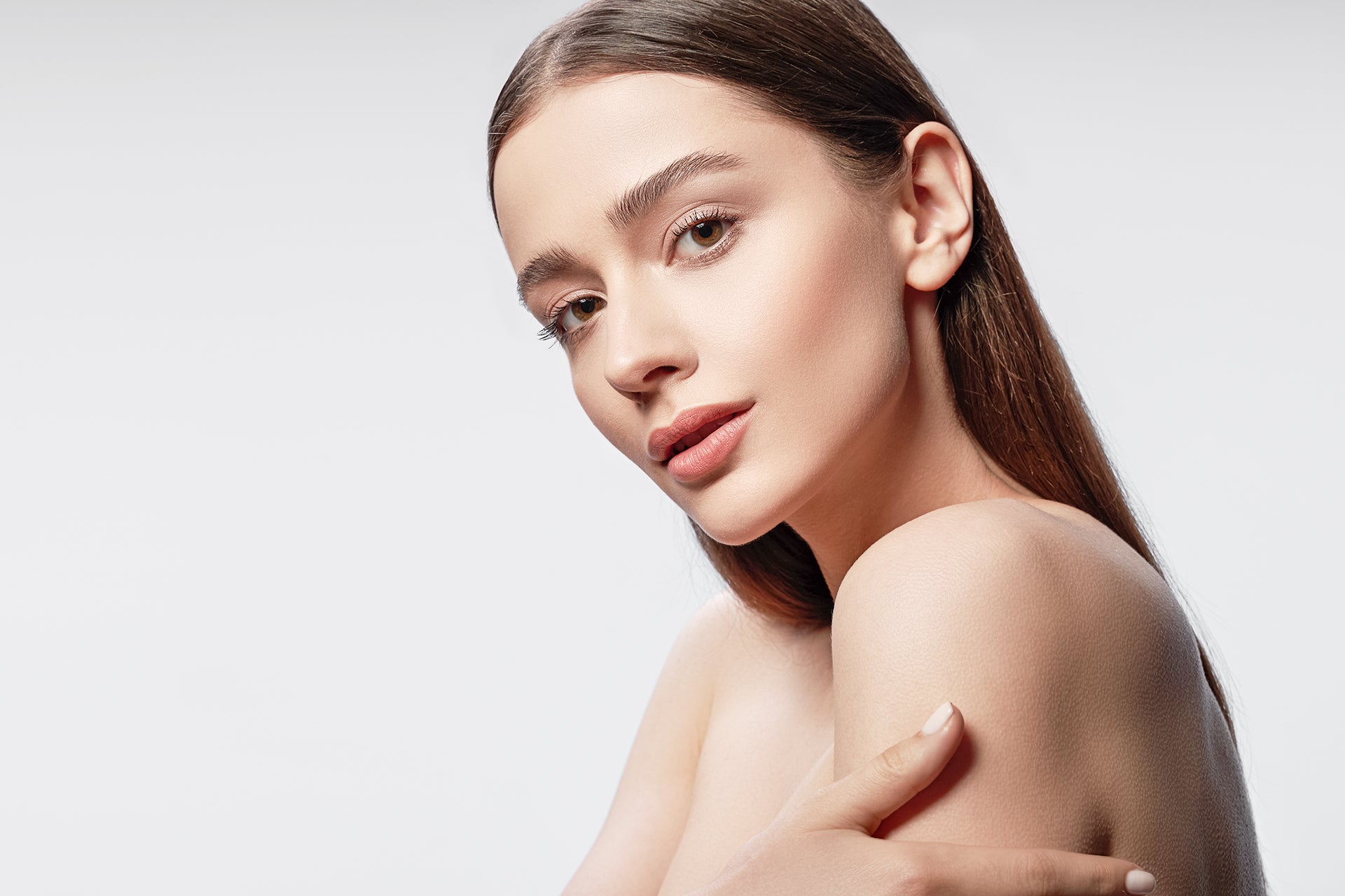 Junge Fraut mit schöner Haut nach Anwendung der OLENTIS Skincare Kollektion.